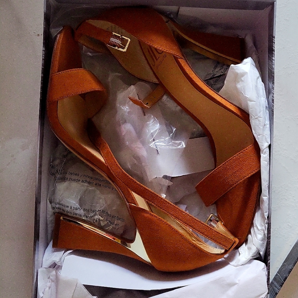 Bran: JLO Jennifer Lopez. Velvet Brown Shoes